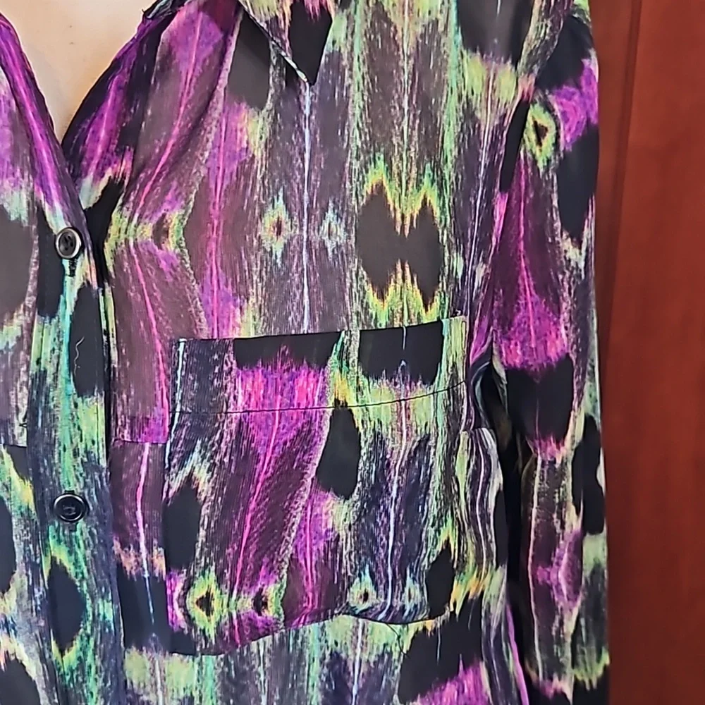 L AMOUR NANETTE LEPORE BLOUSE BUTTON DOWN TOP M PURPLE GREEN BLACK LONGSLEEVED